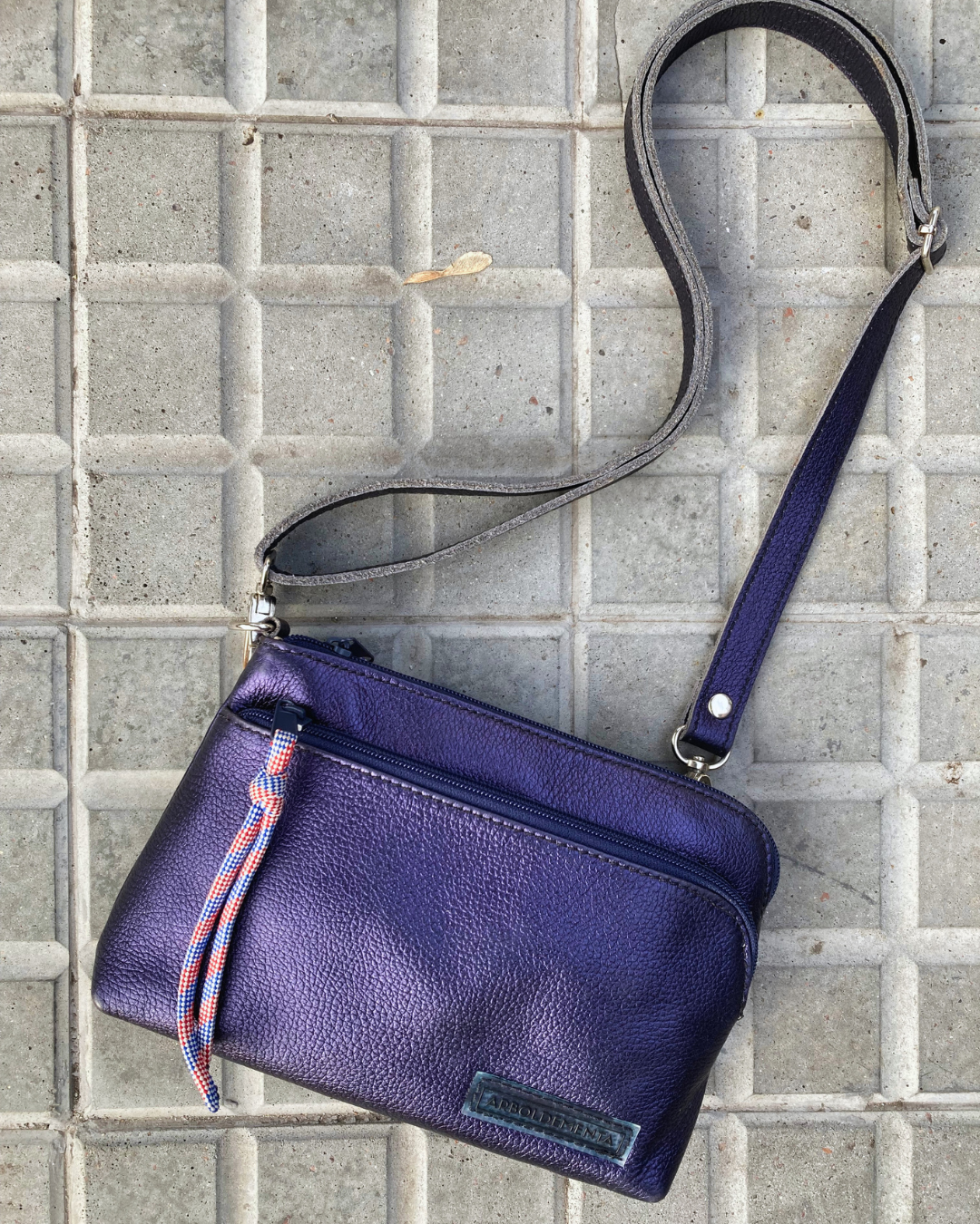 Cartera de viaje de cuero SOFÍA - color azul metalizado