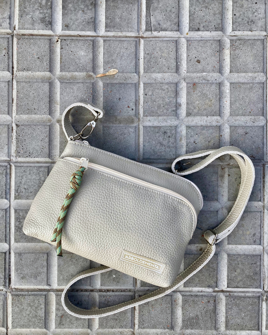 Cartera de viaje de cuero SOFÍA - color tiza