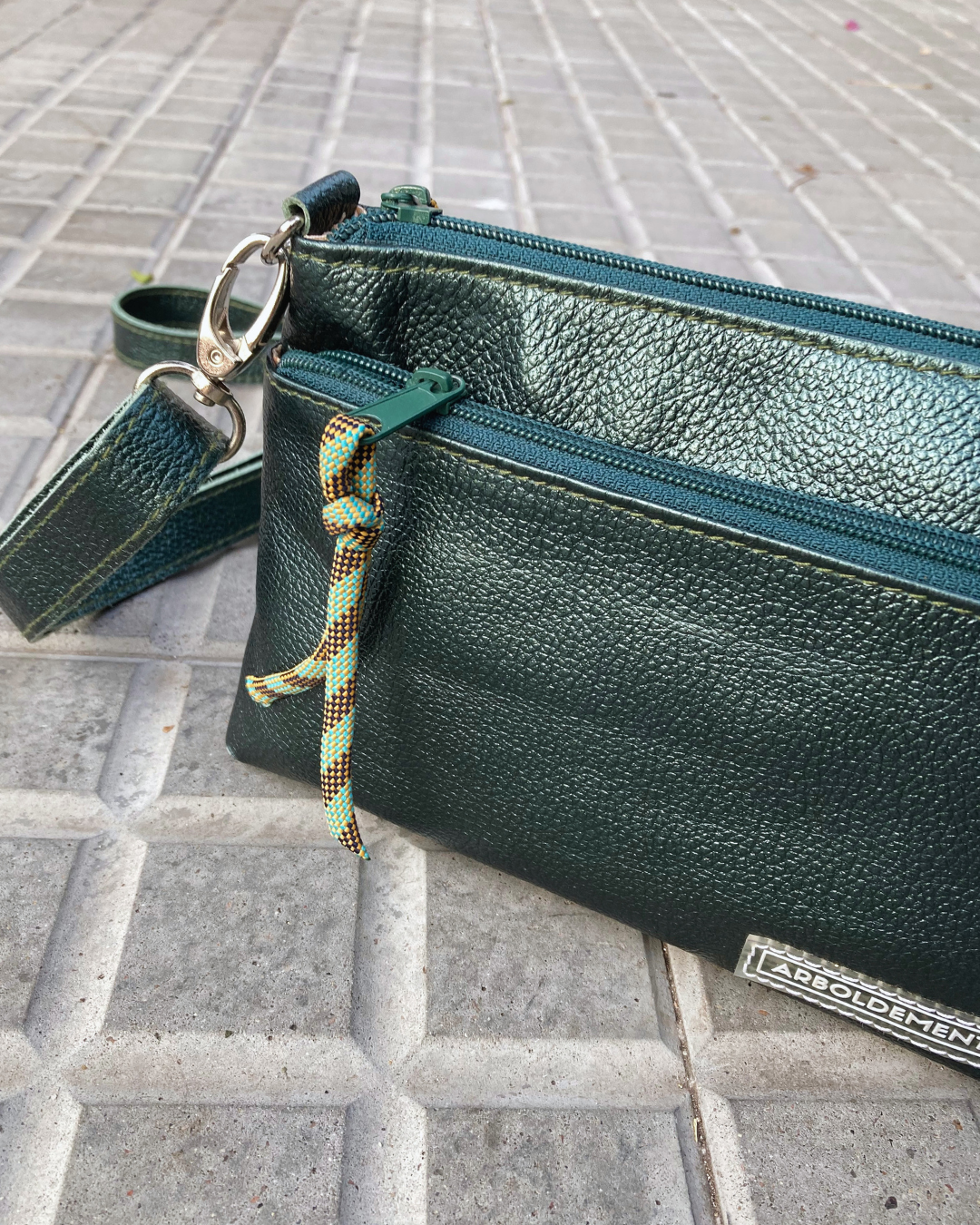 Cartera de viaje de cuero SOFÍA - color petróleo metalizado