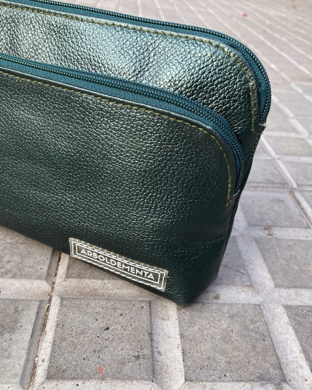 Cartera de viaje de cuero SOFÍA - color petróleo metalizado