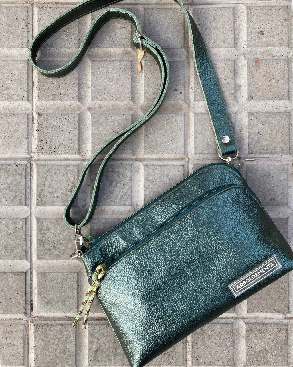 Cartera de viaje de cuero SOFÍA - color petróleo metalizado