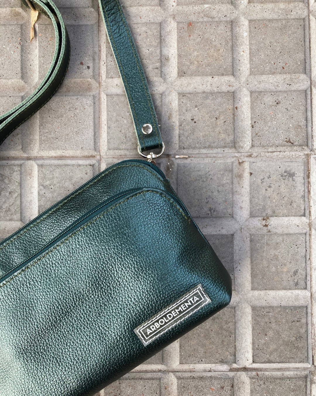 Cartera de viaje de cuero SOFÍA - color petróleo metalizado