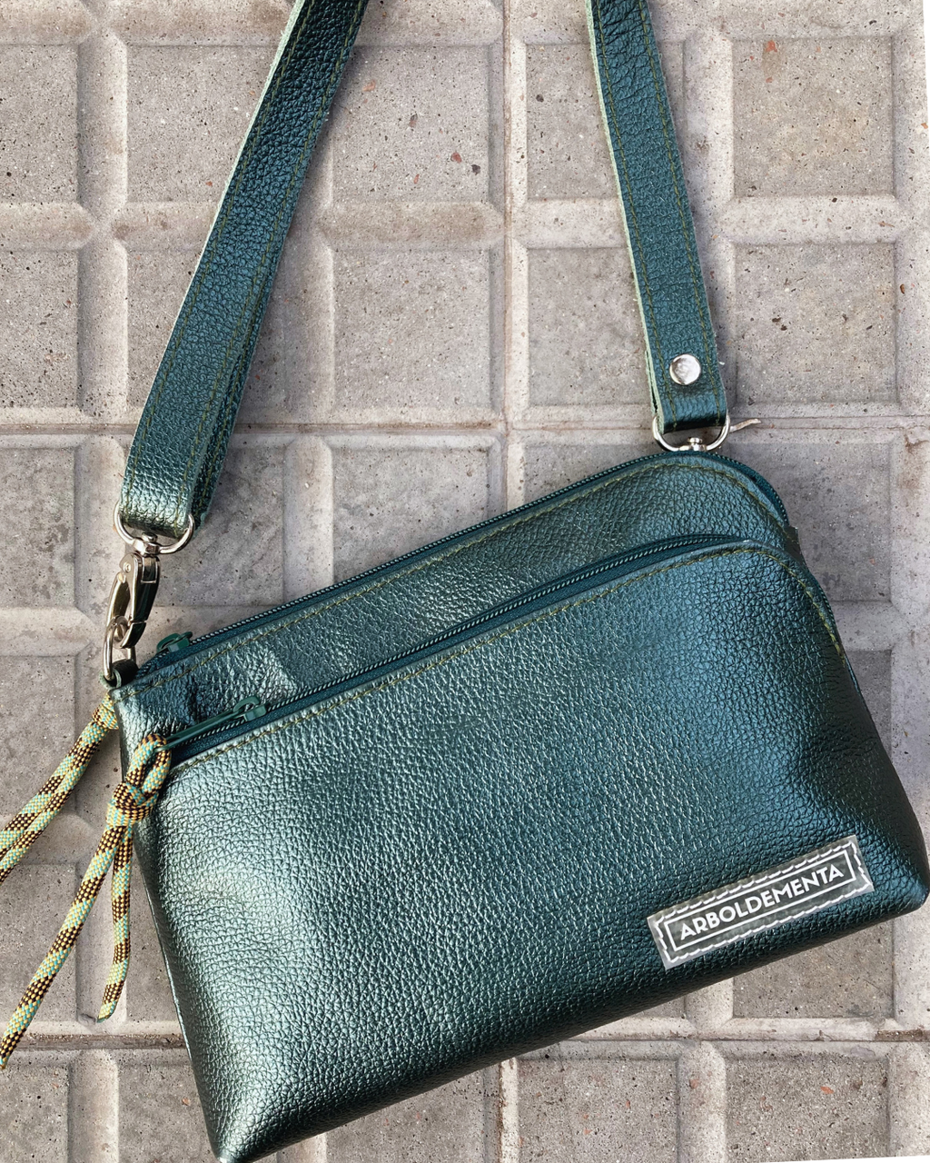Cartera de viaje de cuero SOFÍA - color petróleo metalizado