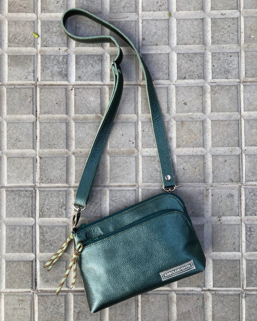 Cartera de viaje de cuero SOFÍA - color petróleo metalizado