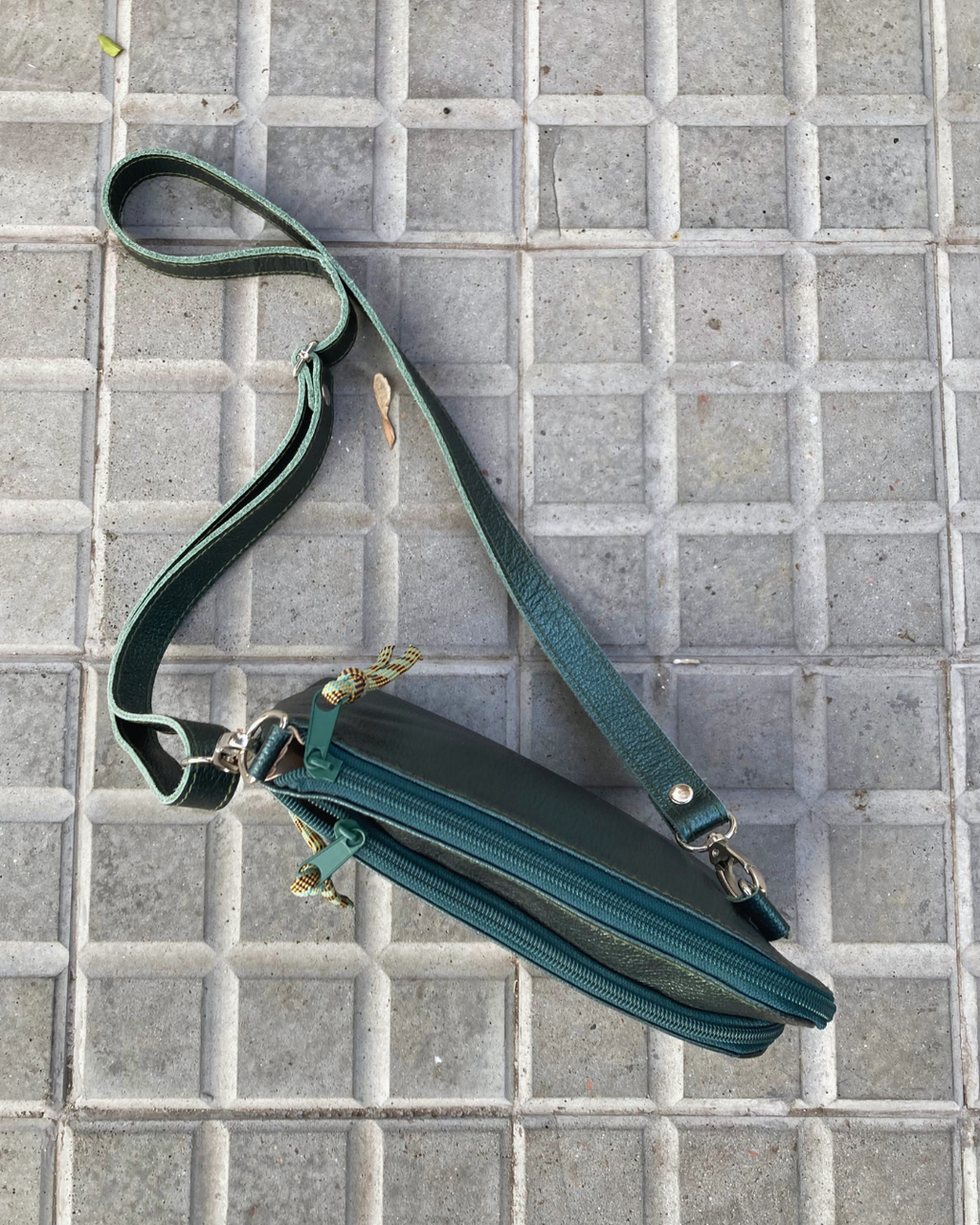 Cartera de viaje de cuero SOFÍA - color petróleo metalizado