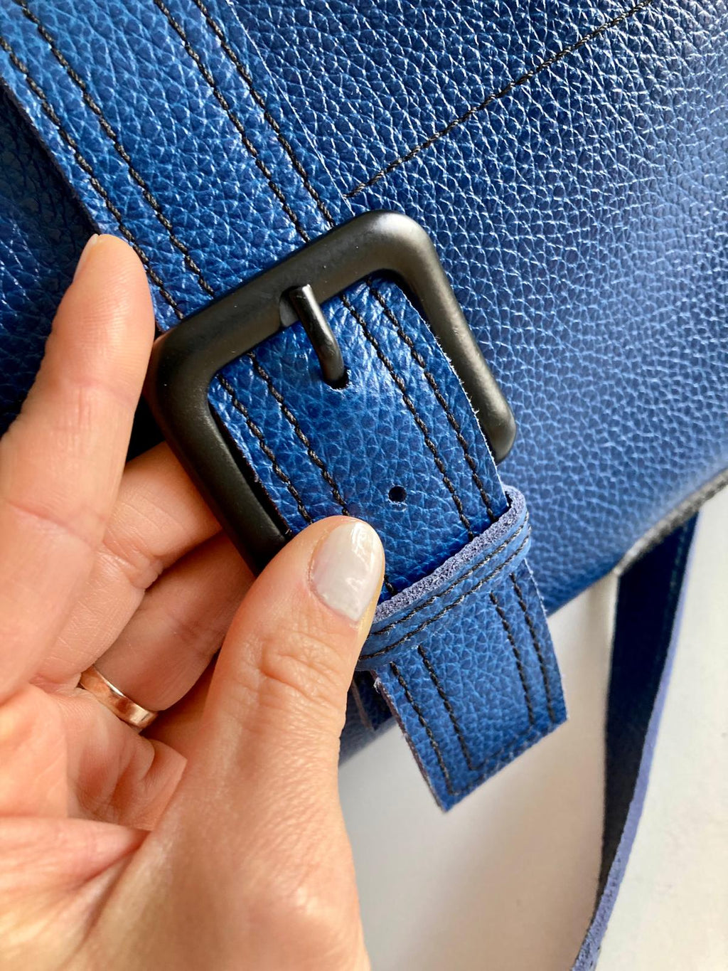 Cartera de cuero BEA - color azul eléctrico