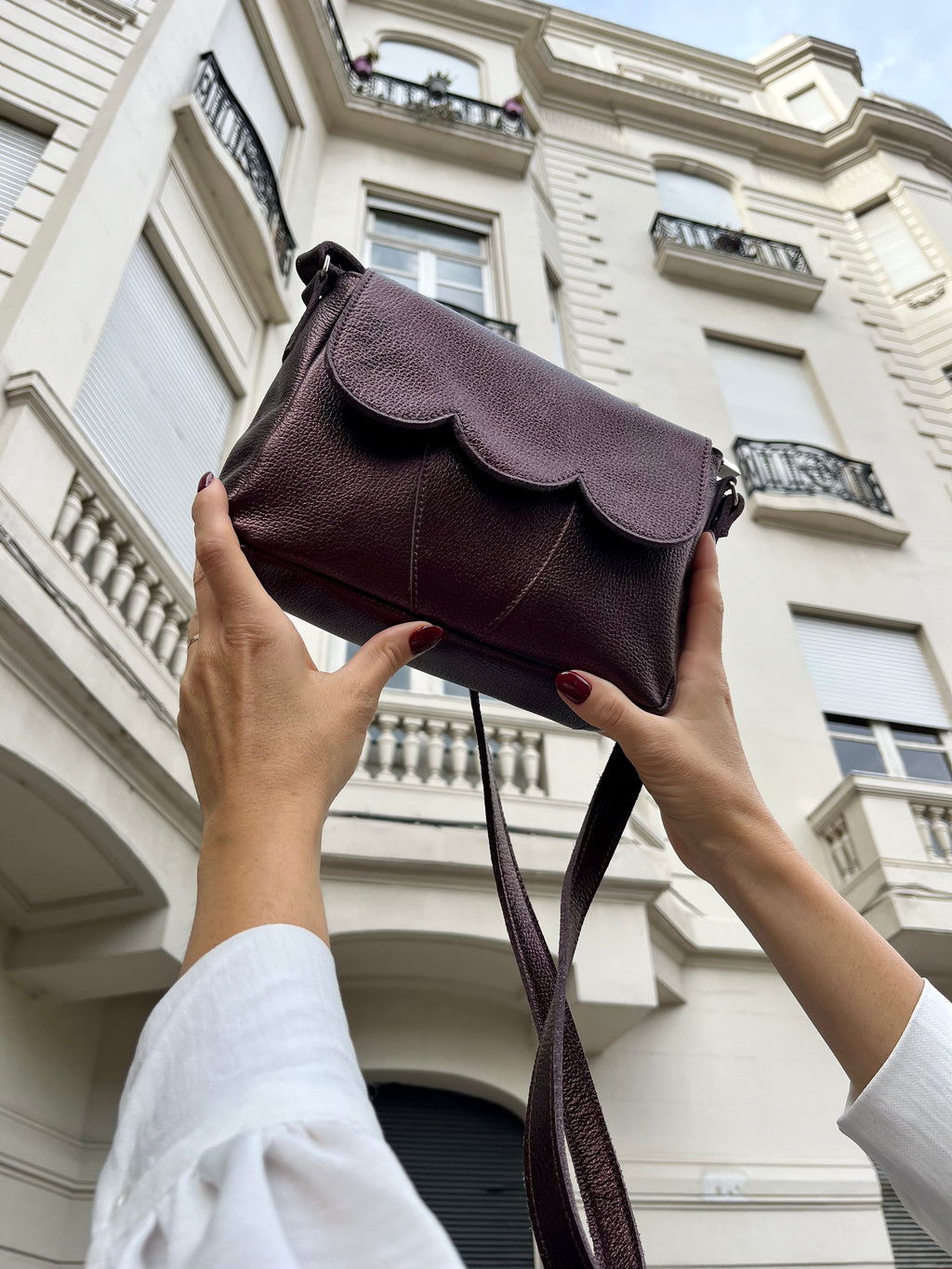Cartera de cuero SALVO color bordó metalizado