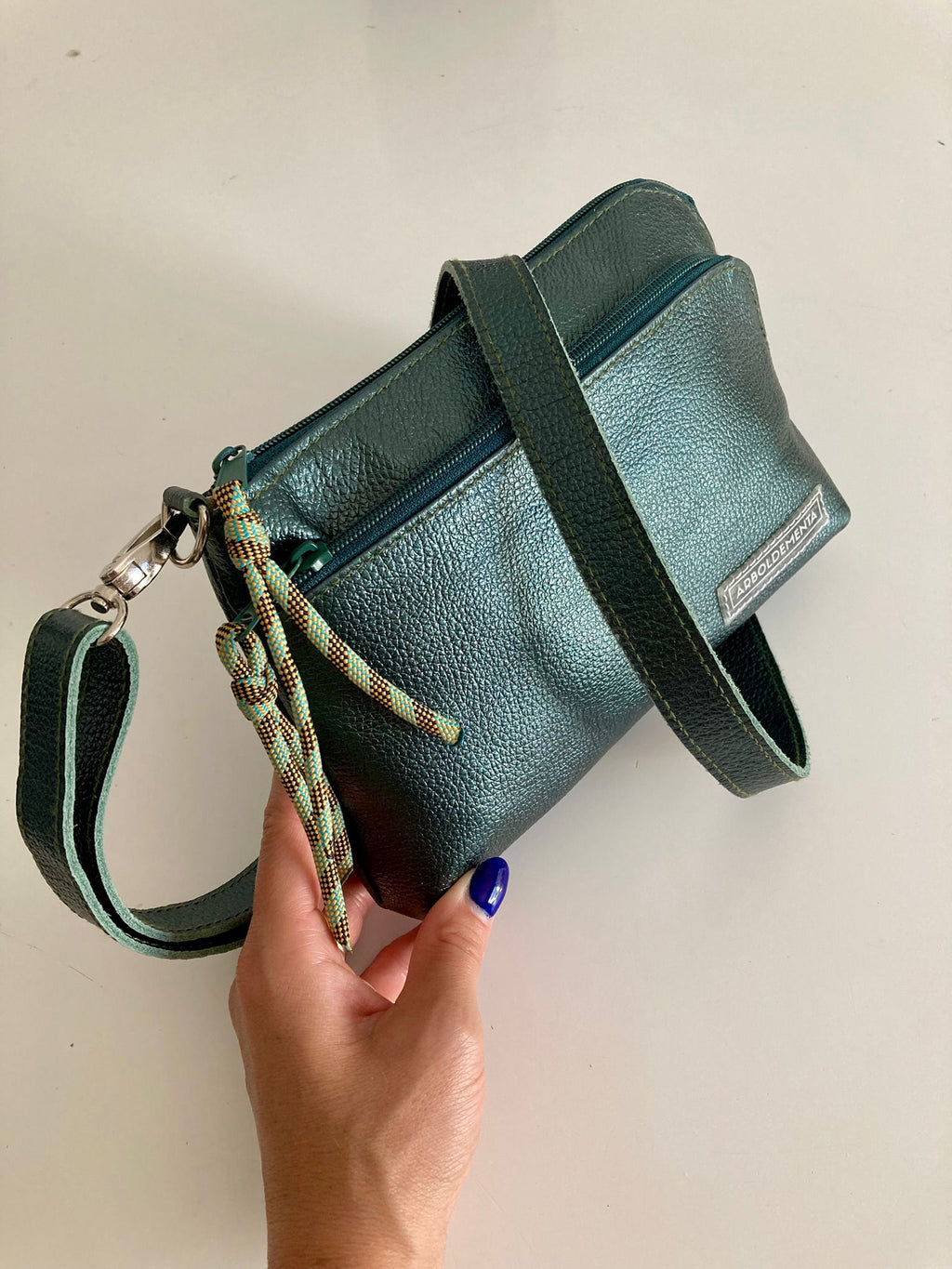 Cartera de viaje de cuero SOFÍA - color petróleo metalizado